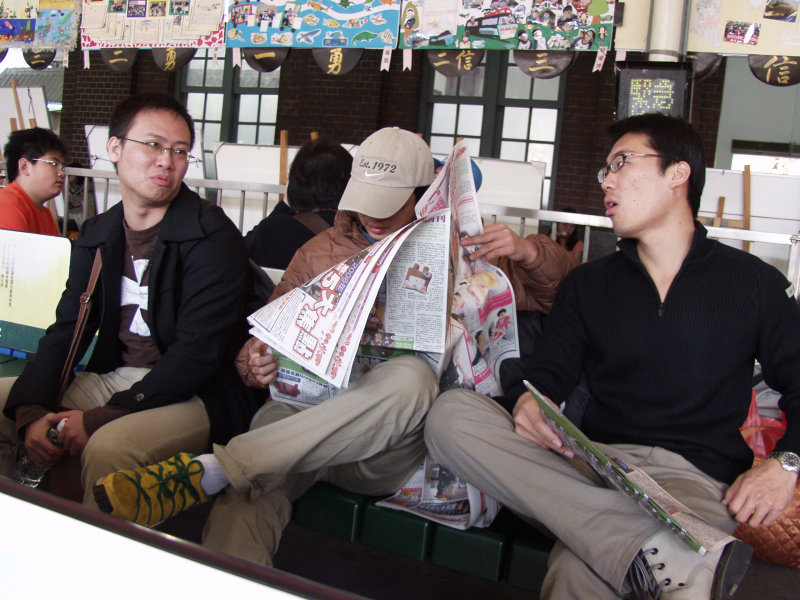 月台交談的旅客2006台中火車站台灣鐵路旅遊攝影