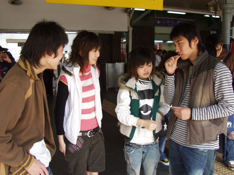 月台交談的旅客2006台中火車站台灣鐵路旅遊攝影