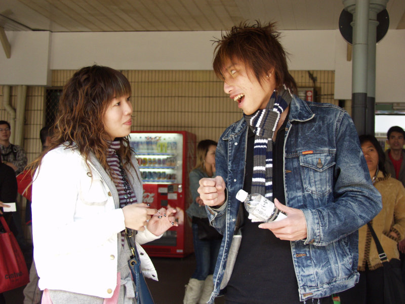 月台交談的旅客2006台中火車站台灣鐵路旅遊攝影