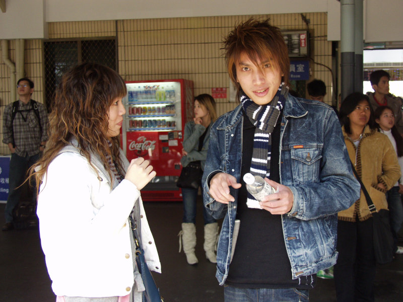 月台交談的旅客2006台中火車站台灣鐵路旅遊攝影