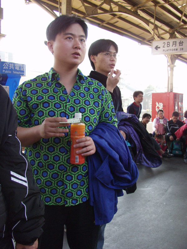 月台交談的旅客2006台中火車站台灣鐵路旅遊攝影