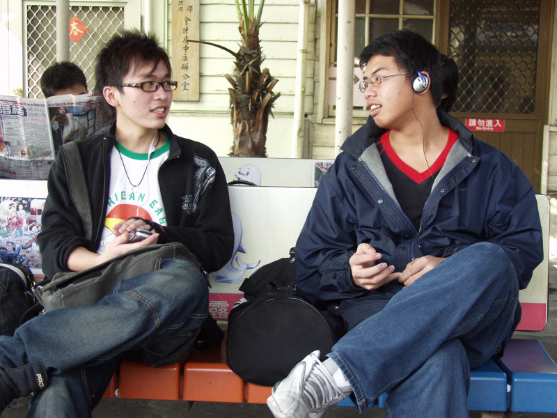 月台交談的旅客2006台中火車站台灣鐵路旅遊攝影