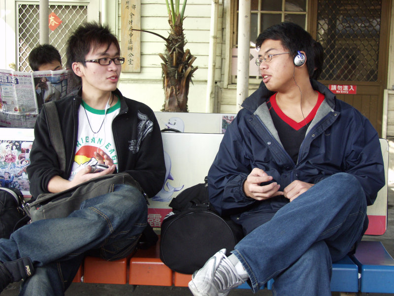 月台交談的旅客2006台中火車站台灣鐵路旅遊攝影