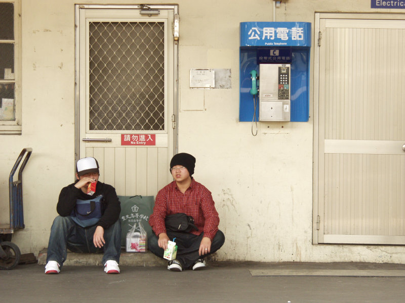 月台交談的旅客2006台中火車站台灣鐵路旅遊攝影