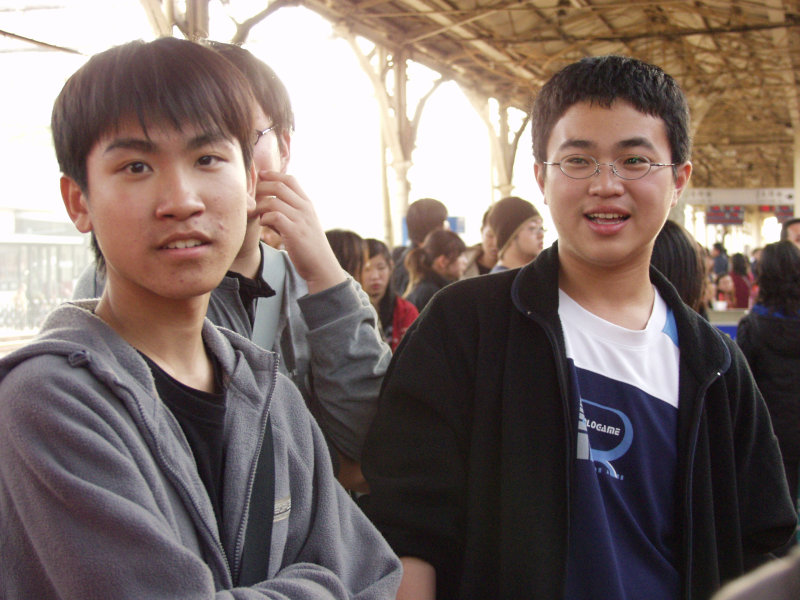月台交談的旅客2006台中火車站台灣鐵路旅遊攝影