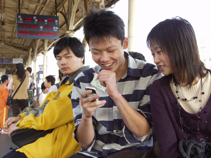 月台交談的旅客2006台中火車站台灣鐵路旅遊攝影