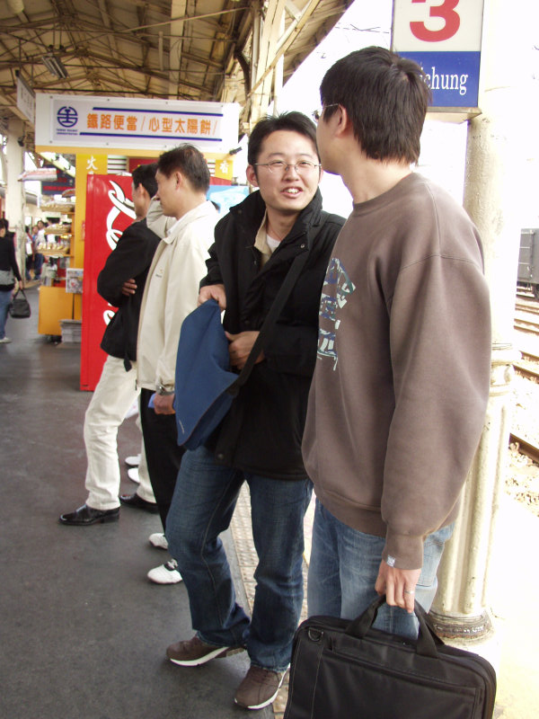 月台交談的旅客2006台中火車站台灣鐵路旅遊攝影