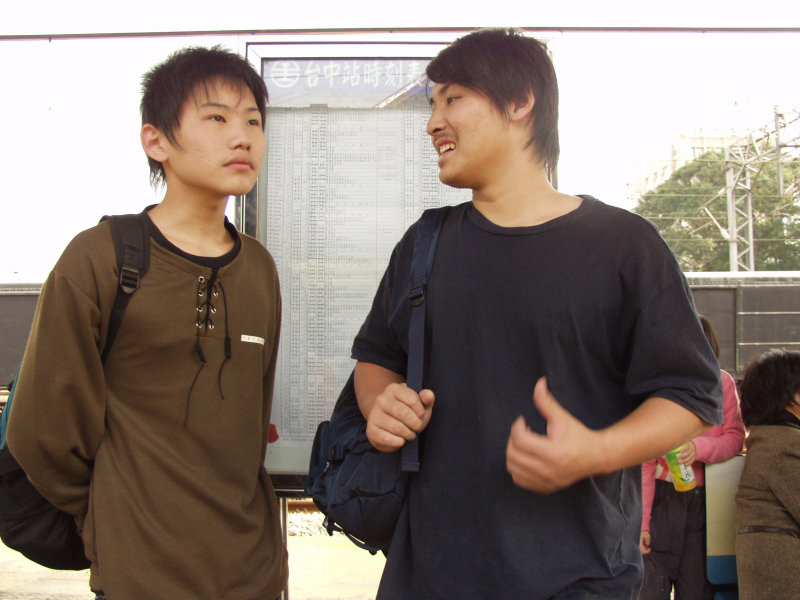 月台交談的旅客2006台中火車站台灣鐵路旅遊攝影