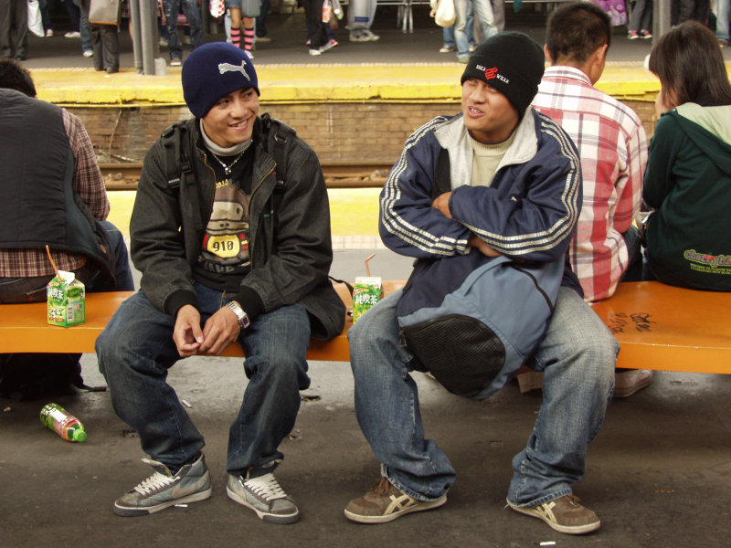 月台交談的旅客2006台中火車站台灣鐵路旅遊攝影