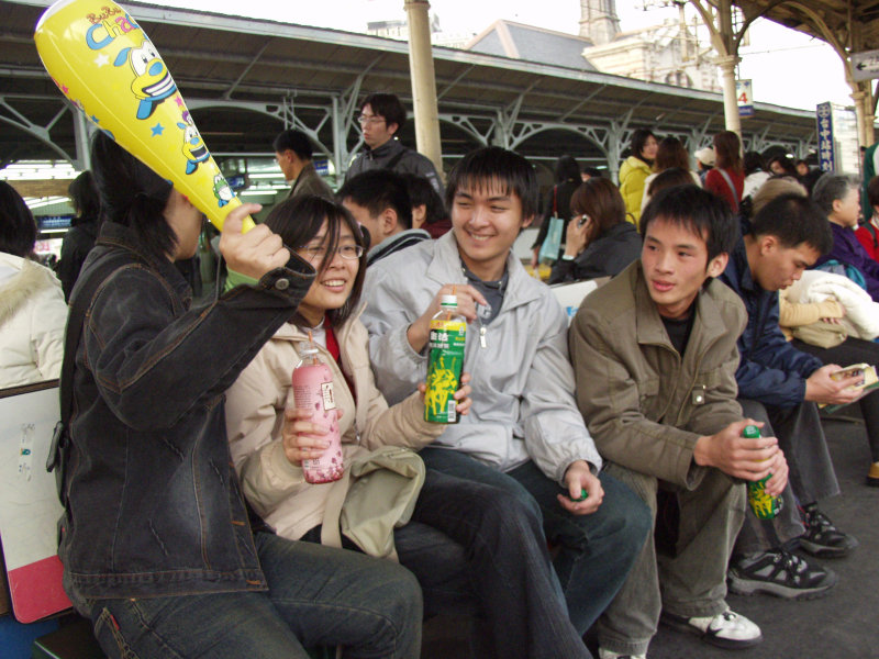 月台交談的旅客2006台中火車站台灣鐵路旅遊攝影