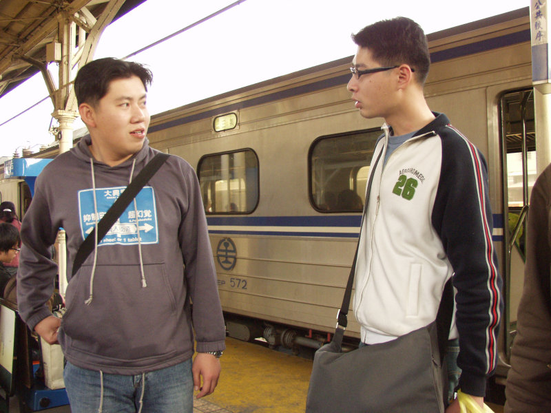 月台交談的旅客2006台中火車站台灣鐵路旅遊攝影