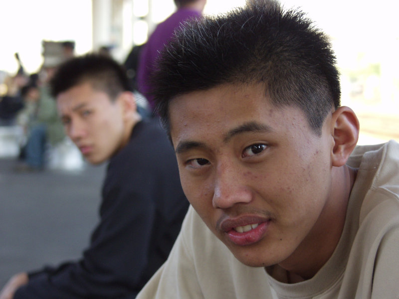 月台交談的旅客2006台中火車站台灣鐵路旅遊攝影