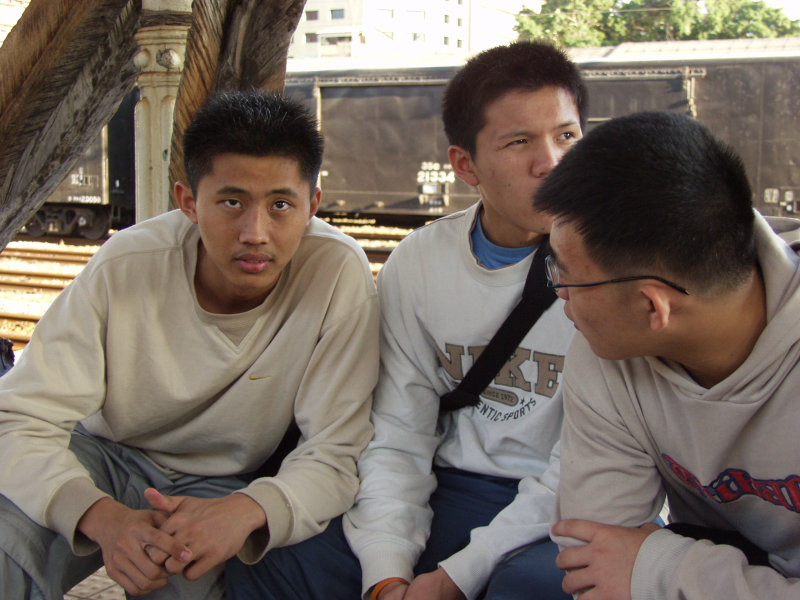 月台交談的旅客2006台中火車站台灣鐵路旅遊攝影