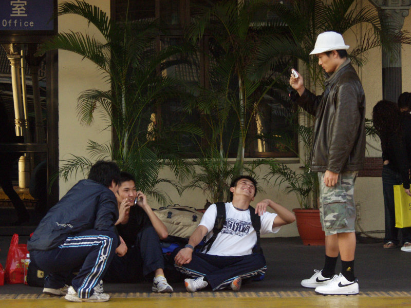 月台交談的旅客2006台中火車站台灣鐵路旅遊攝影