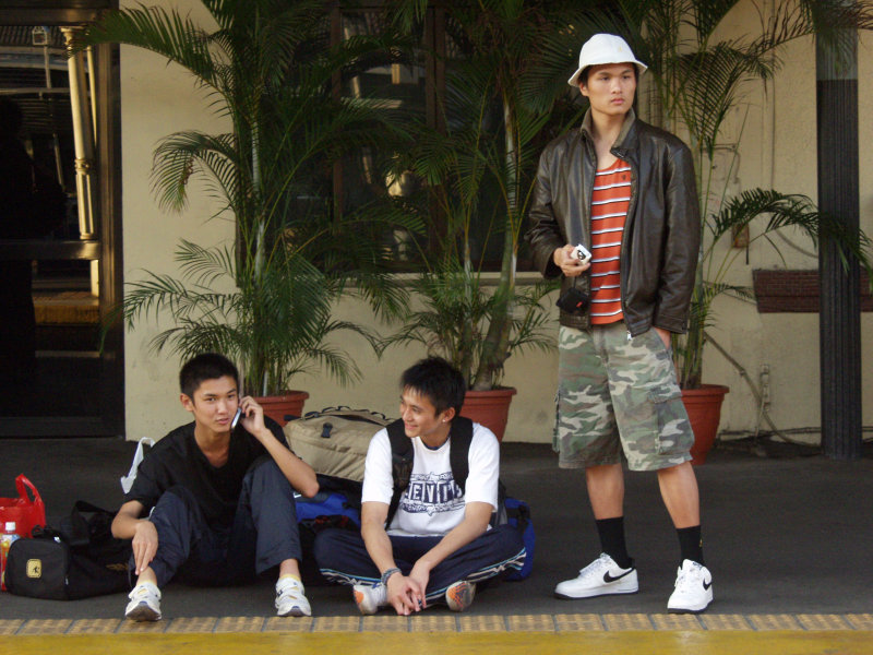 月台交談的旅客2006台中火車站台灣鐵路旅遊攝影