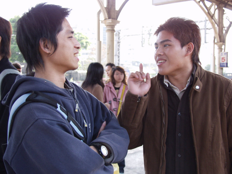 月台交談的旅客2006台中火車站台灣鐵路旅遊攝影