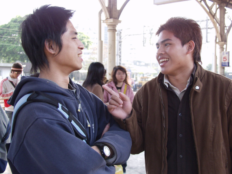 月台交談的旅客2006台中火車站台灣鐵路旅遊攝影