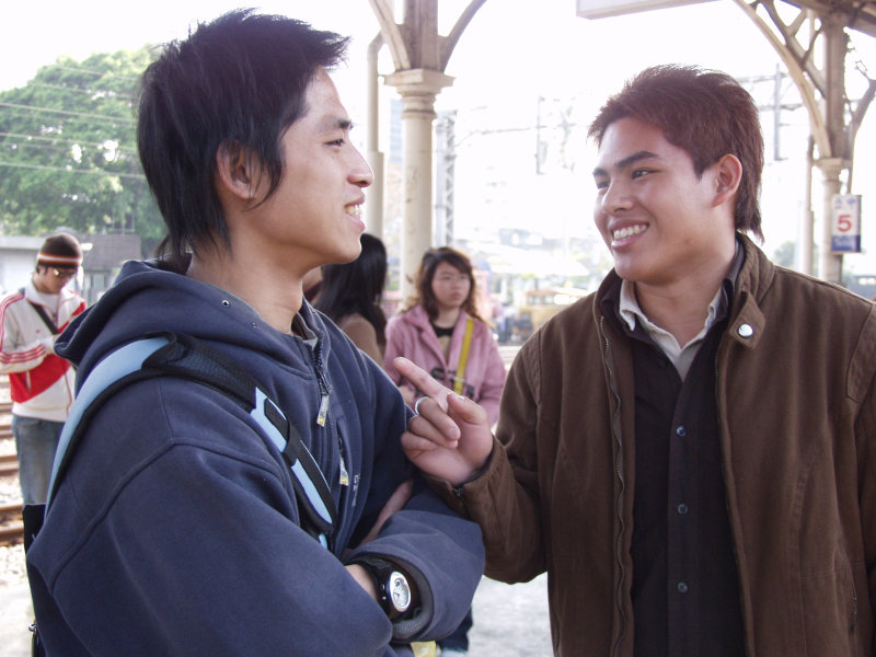 月台交談的旅客2006台中火車站台灣鐵路旅遊攝影