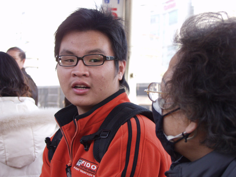 月台交談的旅客2006台中火車站台灣鐵路旅遊攝影