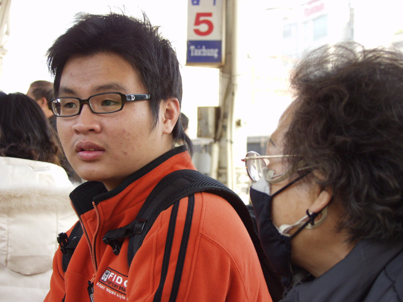 月台交談的旅客2006台中火車站台灣鐵路旅遊攝影