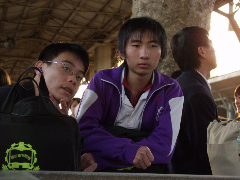 月台交談的旅客2006台中火車站台灣鐵路旅遊攝影