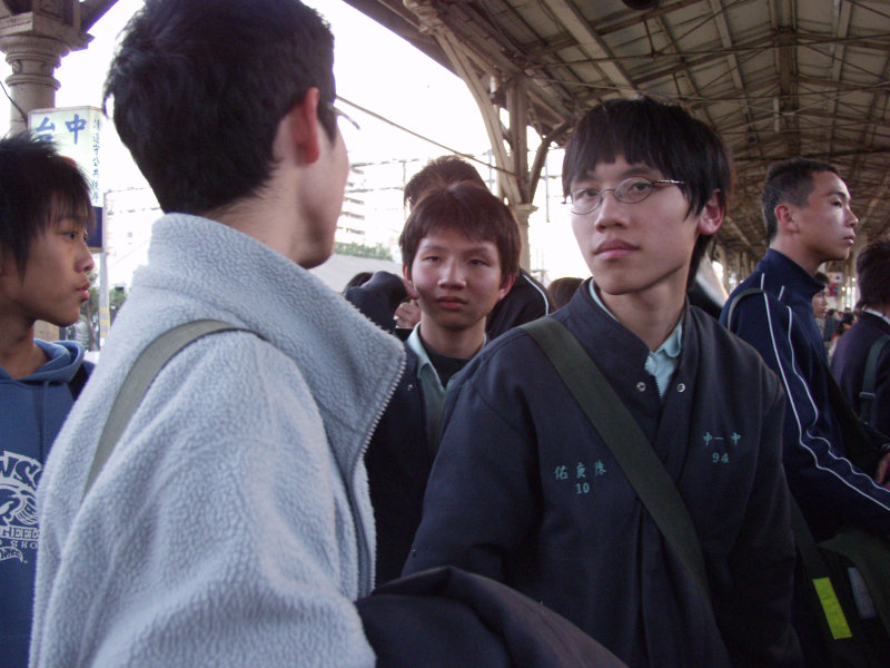 月台交談的旅客2006台中火車站台灣鐵路旅遊攝影