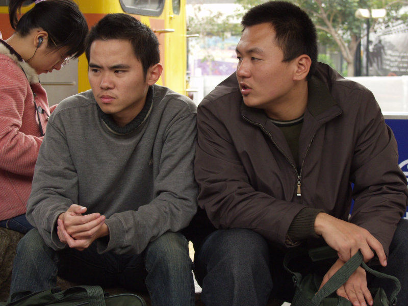 月台交談的旅客2006台中火車站台灣鐵路旅遊攝影