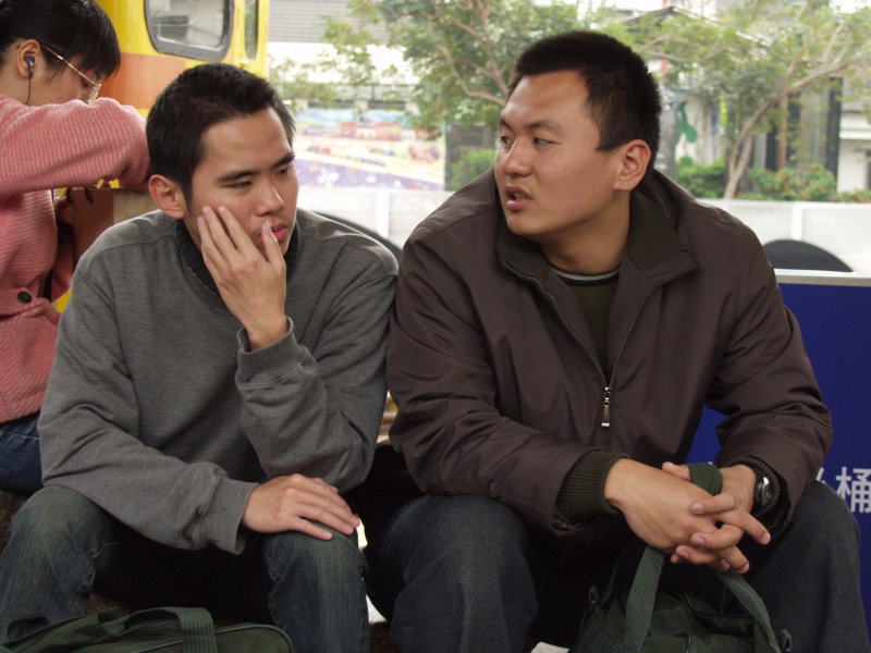 月台交談的旅客2006台中火車站台灣鐵路旅遊攝影
