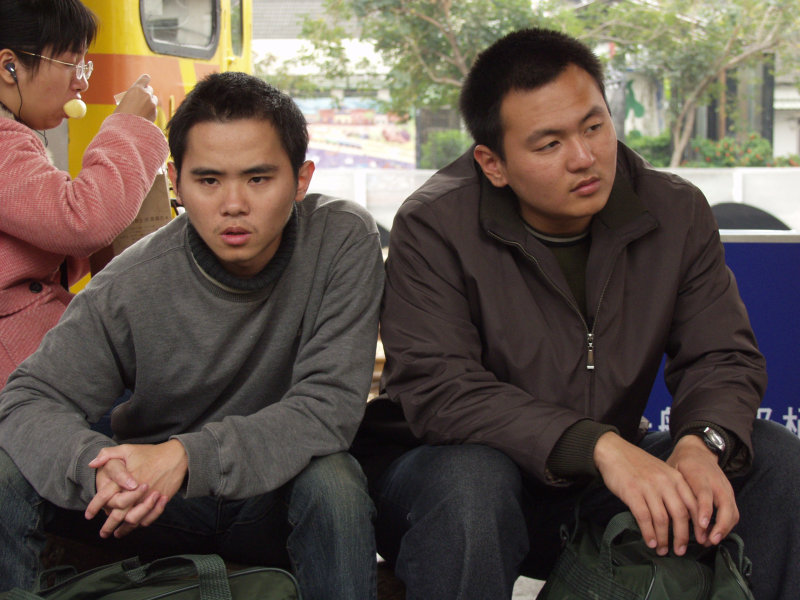 月台交談的旅客2006台中火車站台灣鐵路旅遊攝影