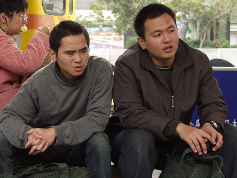 月台交談的旅客2006台中火車站台灣鐵路旅遊攝影