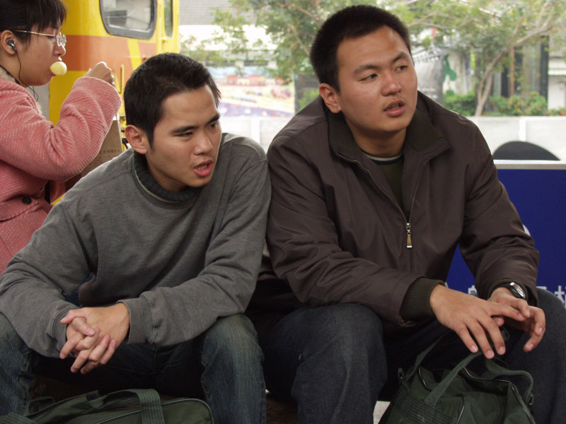 月台交談的旅客2006台中火車站台灣鐵路旅遊攝影