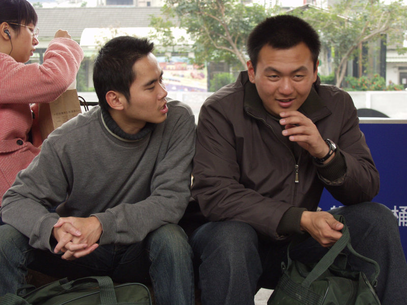 月台交談的旅客2006台中火車站台灣鐵路旅遊攝影