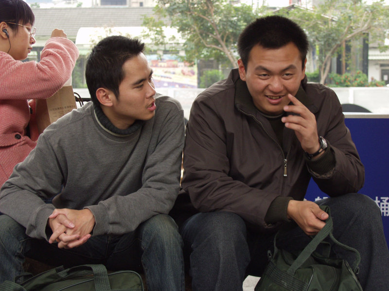 月台交談的旅客2006台中火車站台灣鐵路旅遊攝影