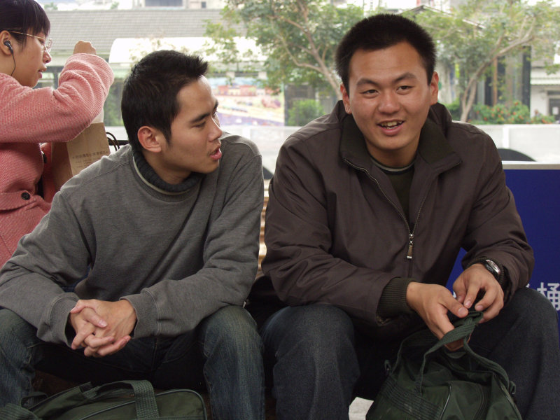 月台交談的旅客2006台中火車站台灣鐵路旅遊攝影