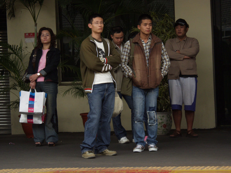 月台交談的旅客2006台中火車站台灣鐵路旅遊攝影