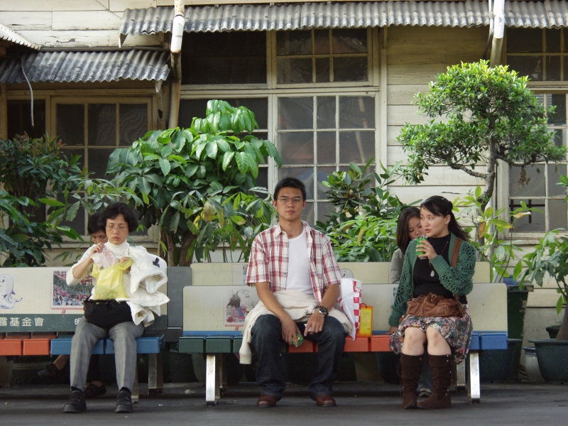 月台交談的旅客2006台中火車站台灣鐵路旅遊攝影