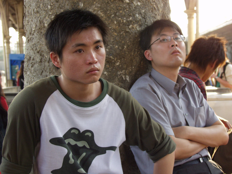 月台交談的旅客2006台中火車站台灣鐵路旅遊攝影