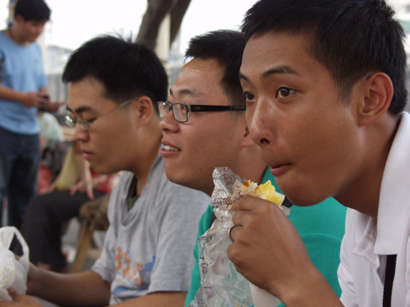 月台交談的旅客2006台中火車站台灣鐵路旅遊攝影