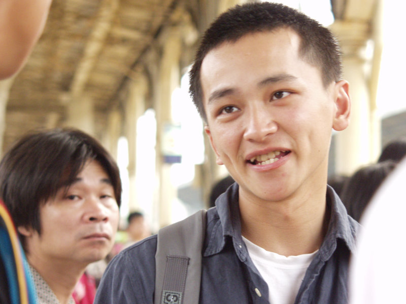 月台交談的旅客2006台中火車站台灣鐵路旅遊攝影