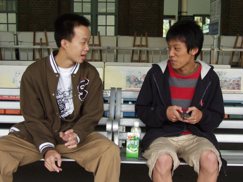 月台交談的旅客2006台中火車站台灣鐵路旅遊攝影