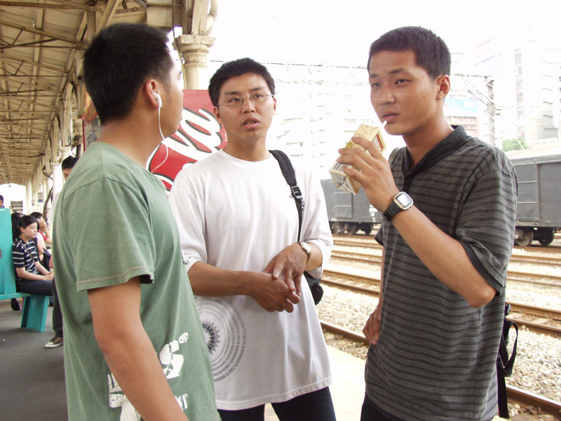 月台交談的旅客2006台中火車站台灣鐵路旅遊攝影
