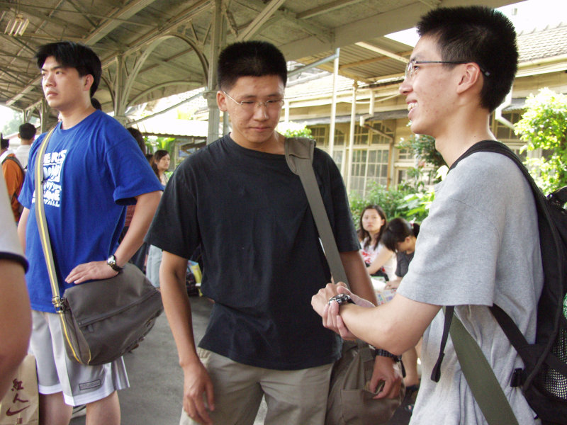 月台交談的旅客2006台中火車站台灣鐵路旅遊攝影