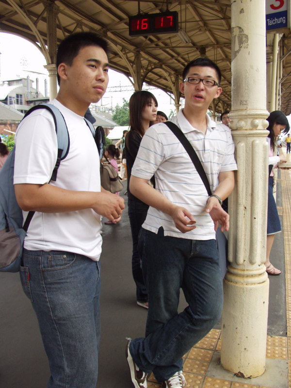 月台交談的旅客2006台中火車站台灣鐵路旅遊攝影