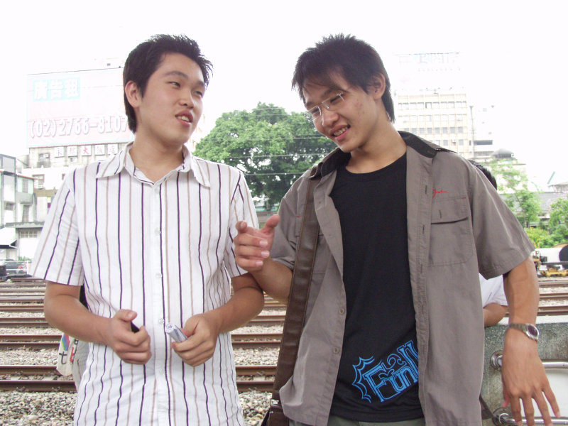 月台交談的旅客2006台中火車站台灣鐵路旅遊攝影