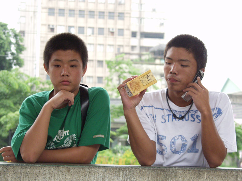 月台交談的旅客2006台中火車站台灣鐵路旅遊攝影