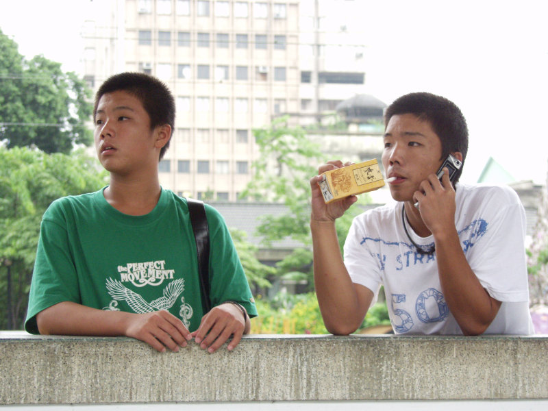 月台交談的旅客2006台中火車站台灣鐵路旅遊攝影