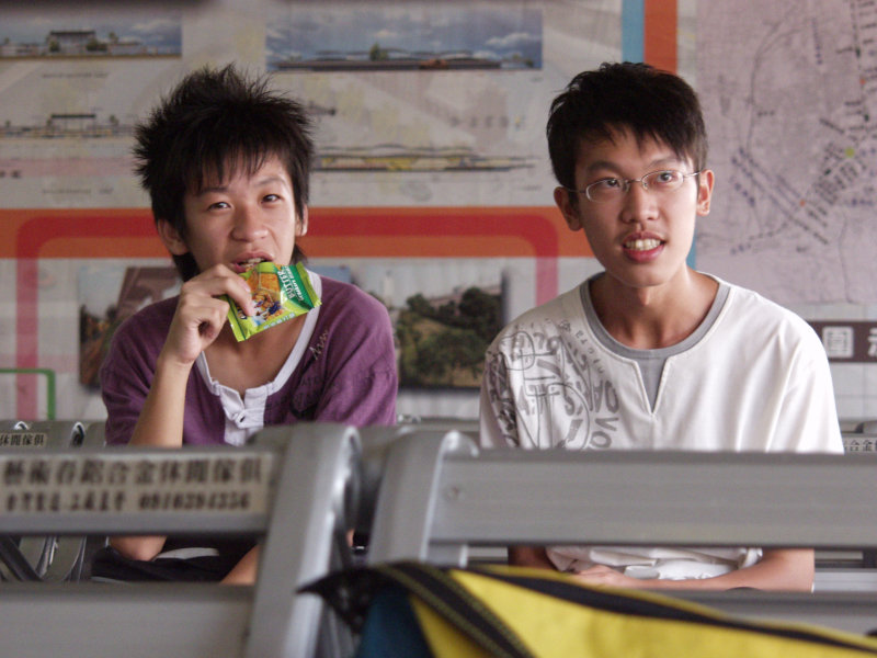 月台交談的旅客2006台中火車站台灣鐵路旅遊攝影