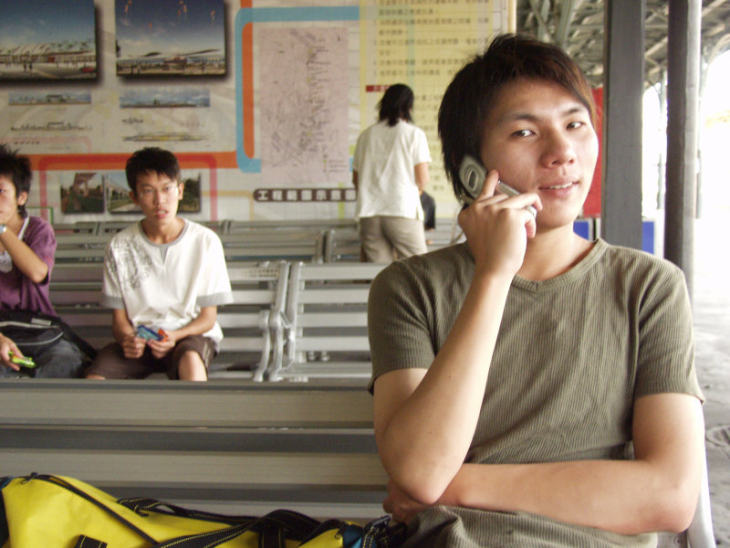 月台交談的旅客2006台中火車站台灣鐵路旅遊攝影