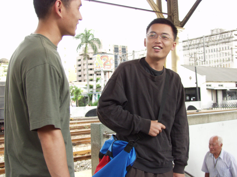 月台交談的旅客2006台中火車站台灣鐵路旅遊攝影