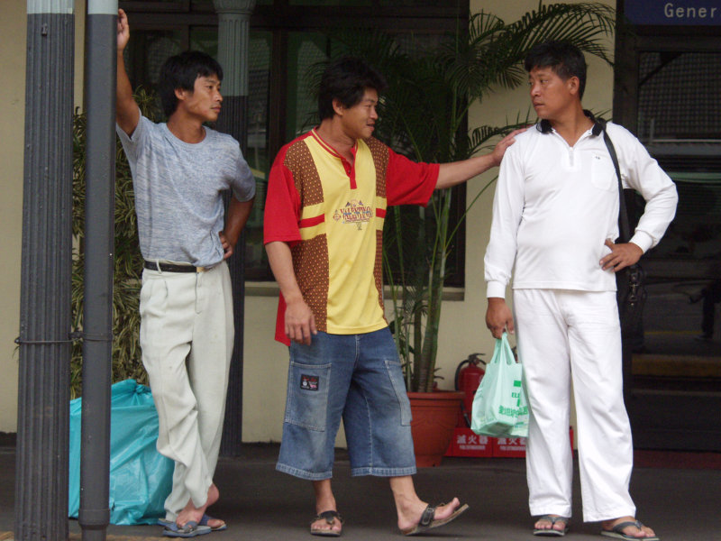 月台交談的旅客2006台中火車站台灣鐵路旅遊攝影